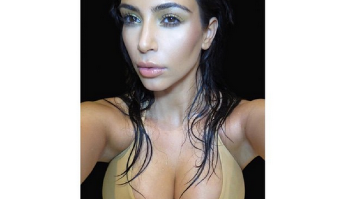 Kim Kardashian: Προτάσσει τα στήθη της για το εξώφυλλο του βιβλίου της 